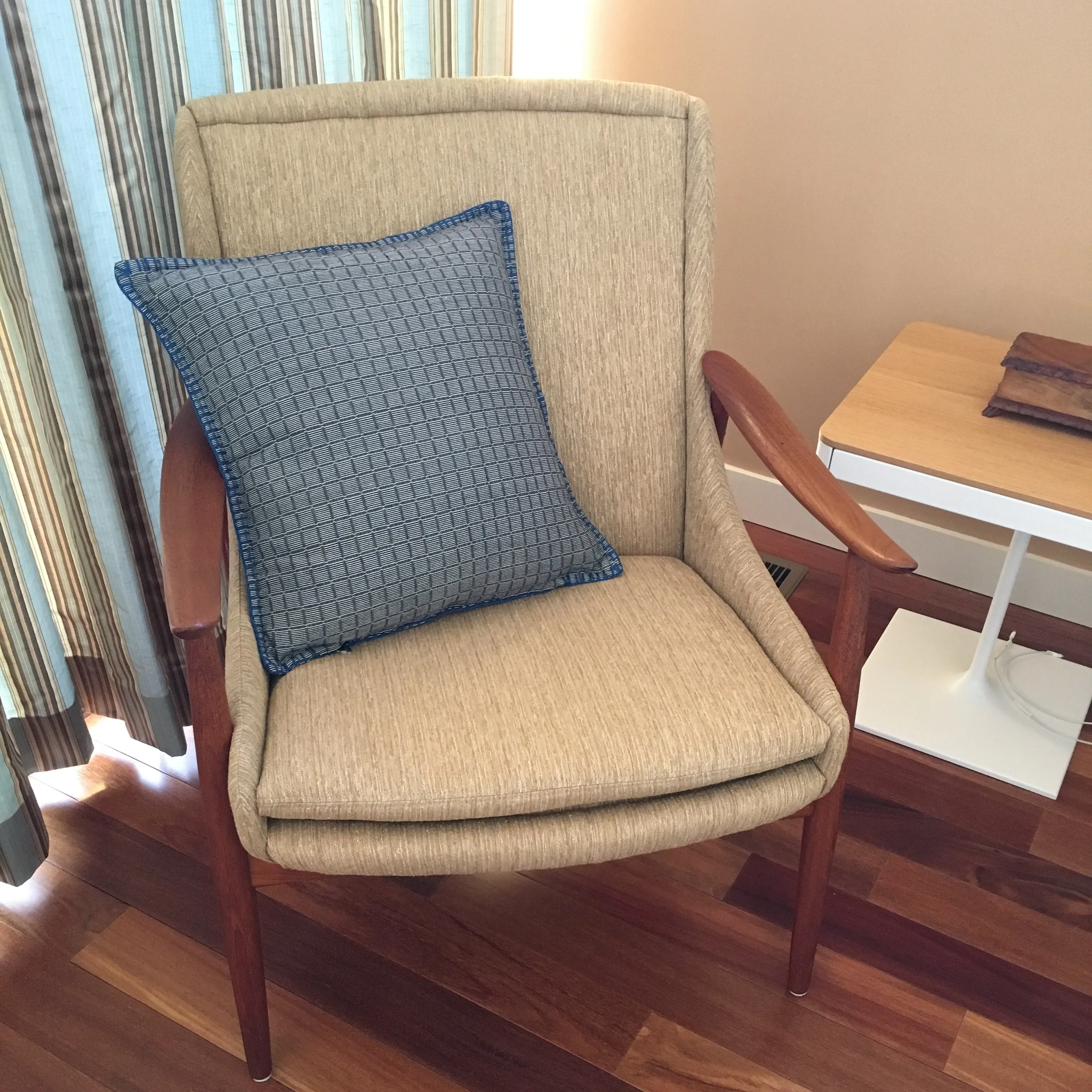 Binacol mat accent pillow