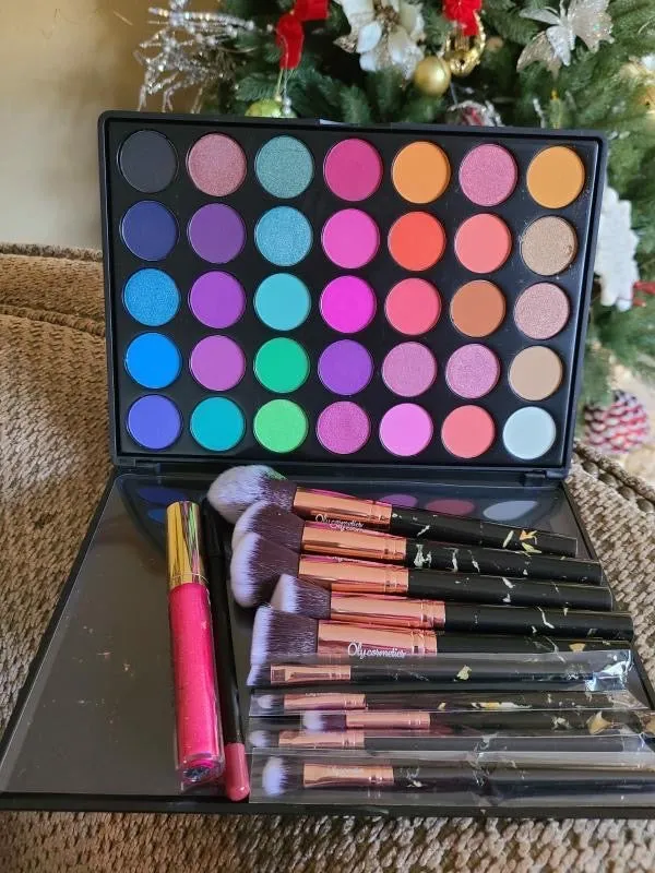 Eye Shadow Palettes. Choose from 2 color schemes, "Color Me Rainbow" and 'Natural Beauty"