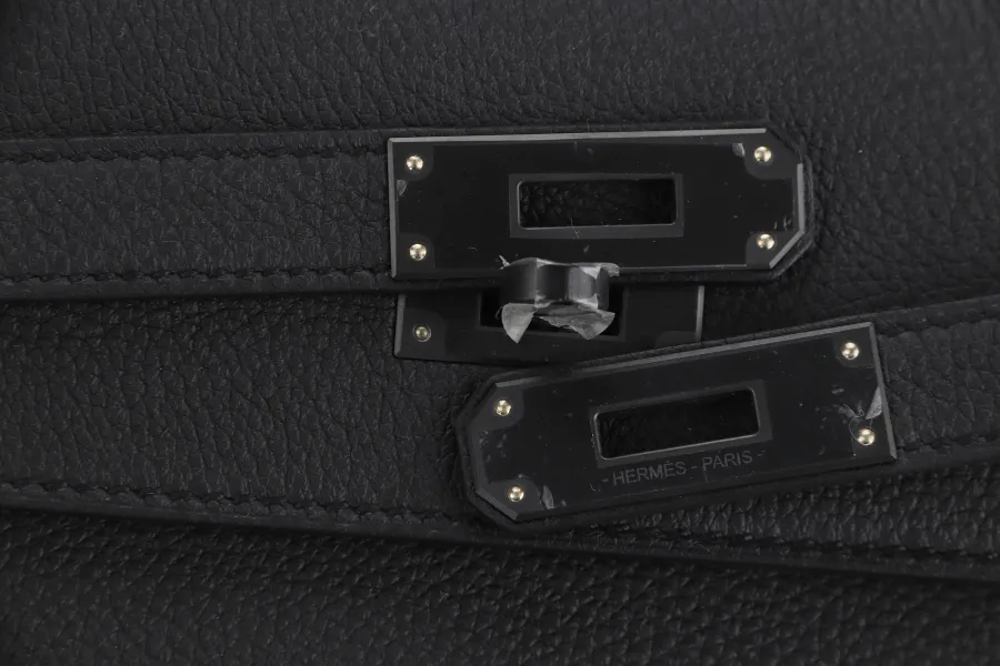 HERMES POCHETTE KELLY DEPECHES 25 (STAMP W) BLACK TOGO BLACK HARDWARE  WITH DUST COVER & BOX