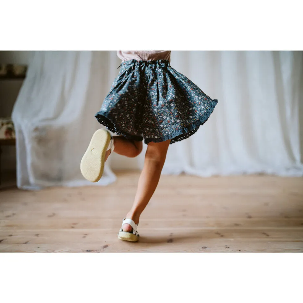 Joanie shorts-cottage floral on blue