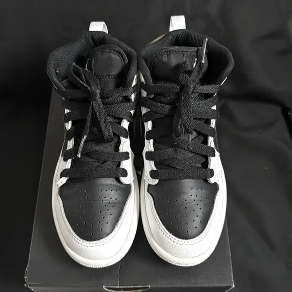 Nike Jordan 1 Mid sz 1 little kids.