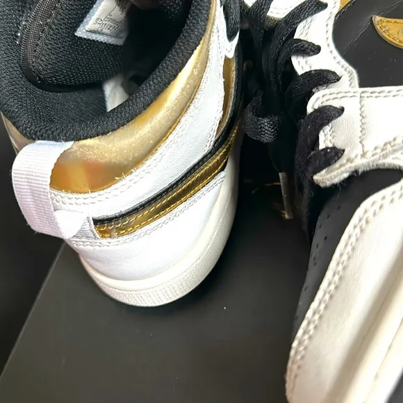 Nike Jordan 1 Mid sz 1 little kids.