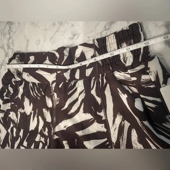 NWT Lululemon Hottie Hot High Rise Lined Short 4&quot; Size 4- Espresso/Bone Color