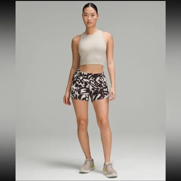 NWT Lululemon Hottie Hot High Rise Lined Short 4&quot; Size 4- Espresso/Bone Color