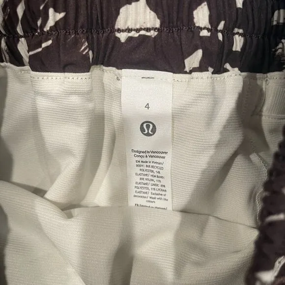 NWT Lululemon Hottie Hot High Rise Lined Short 4&quot; Size 4- Espresso/Bone Color