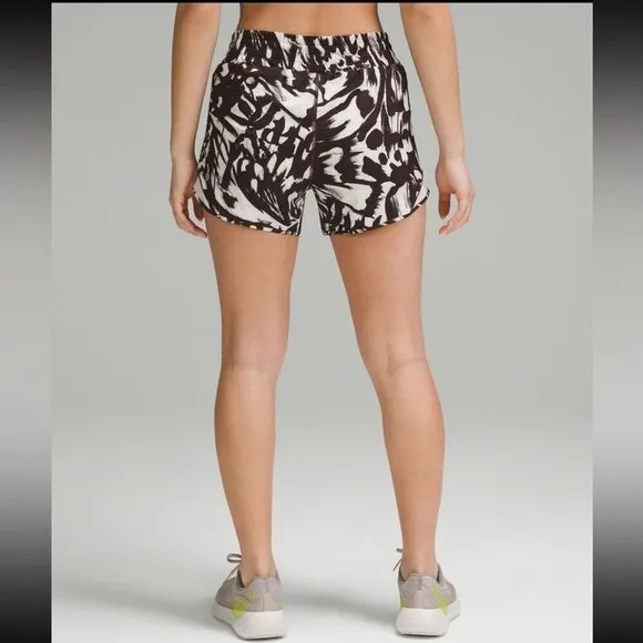 NWT Lululemon Hottie Hot High Rise Lined Short 4&quot; Size 4- Espresso/Bone Color