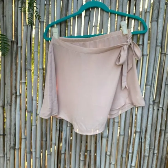 Show me Your Mumu great wrap shorts skorts blush M