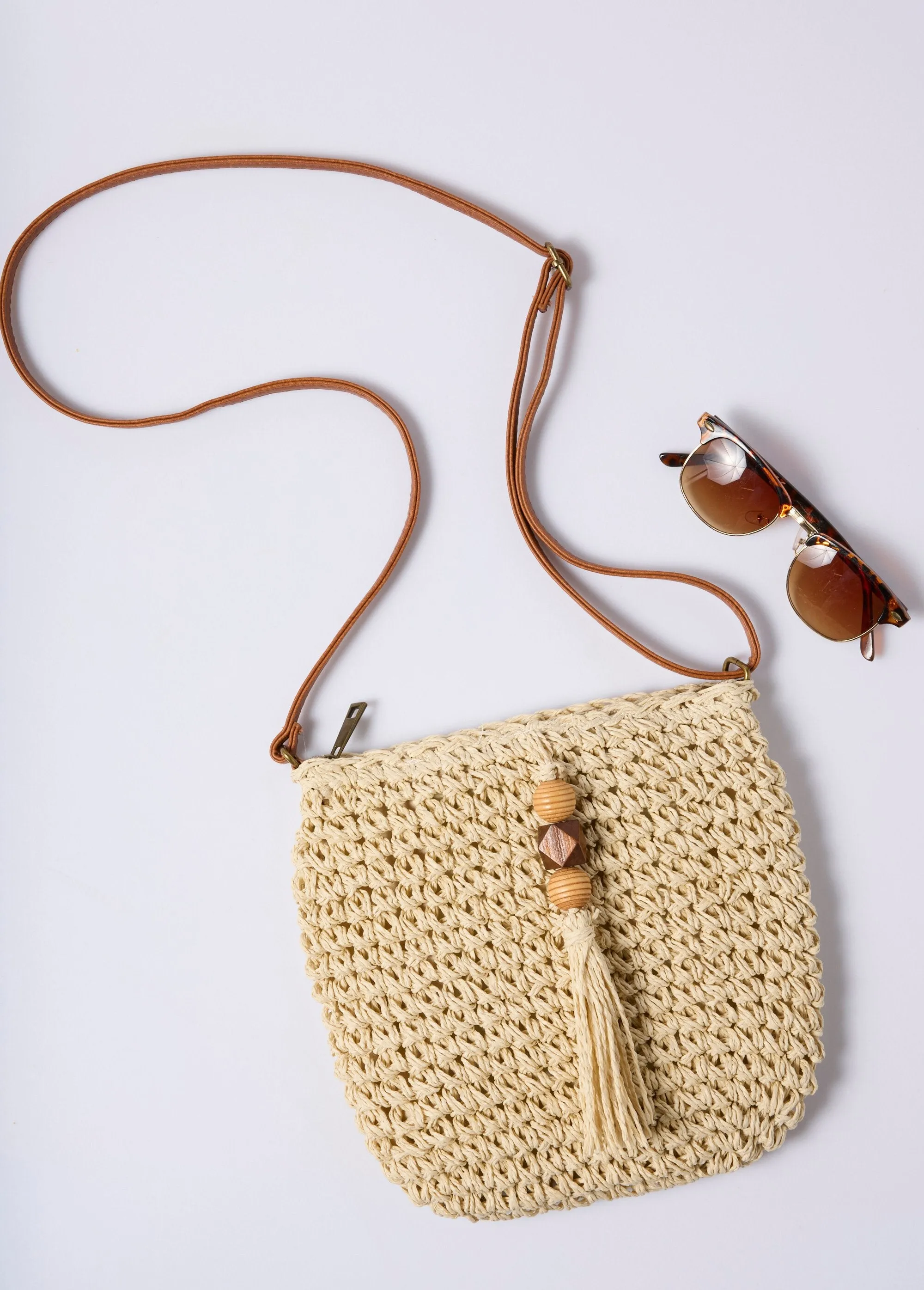 Straw shoulder bag, pearl pompom